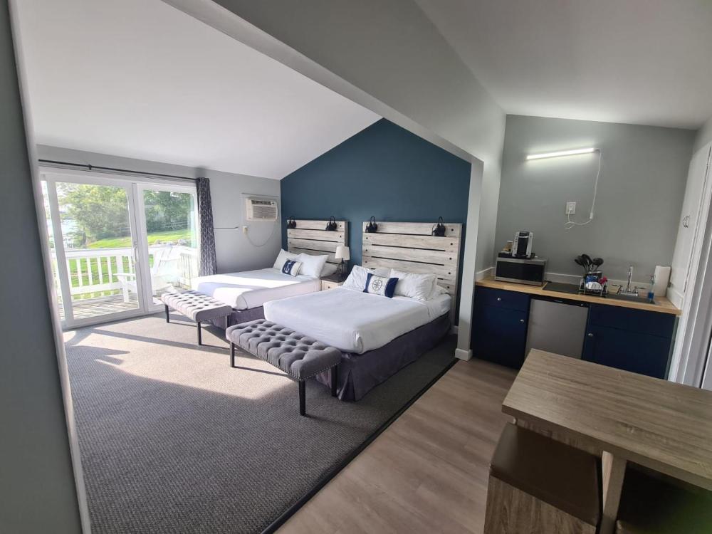 Deluxe Queen Room with Two Queen Beds interior
